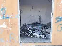 Catania: casotto pieno di marciume vicino alle scuole