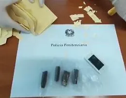Droga e micro-cellulari nel carcere dell'Ucciardone a Palermo: 5 arresti