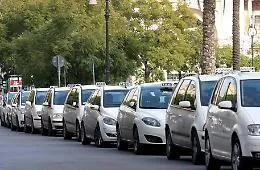 Covid, taxi e autisti Ncc protestano a Palermo: citt&agrave; bloccata