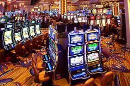 Covid, Conte stringer&agrave; su slot machine e sale scommesse