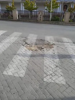 Caltanissetta, pericolosa buca in via Petrarca