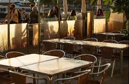Covid, le Regioni premono: aprire bar, ristoranti, cinema e teatri all'aperto
