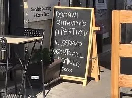 Covid, nuova "stretta" alla movida: stop pure all'asporto dalle 18 in poi ma (forse) si torna a scuola