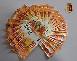 Adrano, "caminante" trovato con 2400 euro falsi: arrestato
