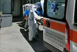 Catania, la 97enne malata di Covid lasciata in barella e le parole che fanno luce sull'emergenza