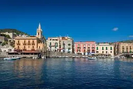 Covid, festa di compleanno interrotta dai Cc a Lipari