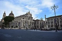 Catania, divieto di stazionamento in piazza Duomo e Lungomare chiuso al traffico