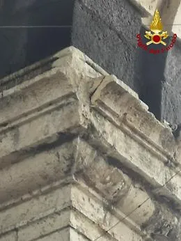 Maltempo Catania, viene gi&ugrave; un pezzo di cornicione di Porta Garibaldi