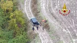 Un elicottero dei vigili per salvare gli occupanti di un'auto impantanata