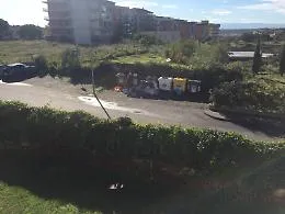 Catania: via S. Catania, cassonetti come panorama