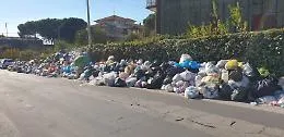 San Giovanni Galermo:  strada al confine utilizzata come discarica