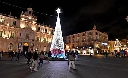 Dpcm di Natale: si va verso la zona rossa alternata, confronto con le Regioni