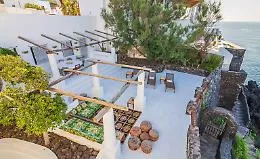 Venduta per 6 milioni la mega villa di D&amp;G a Stromboli: ora gli stilisti cercano casa a Salina