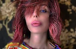 Nina Moric, capelli rosso-fucsia per il nuovo anno con Carlos accanto