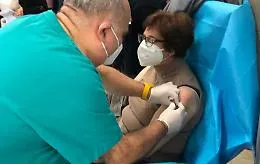 Il caso della dottoressa di Siracusa positiva al Covid dopo il vaccino: perch&eacute; non deve preoccupare