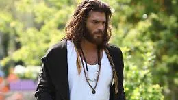 Roma, multato l'attore Can Yaman: assembramento con i fan