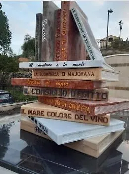 inaugurato a Racalmuto (Ag.) un monumento per commemorare  Sciascia