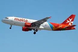 Negazionista rifiuta la mascherina, il volo per Catania rientra a Malta