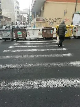 Catania Via Filocomo: cassonetti sulle strisce pedonali