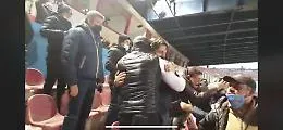 Catania, allo stadio il sindaco Pogliese dispensa baci e abbracci: le opposizioni insorgono