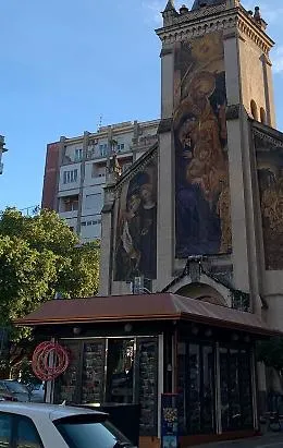 Catania: Chiesa S. M. La Guardia oscurata dall'edicola
