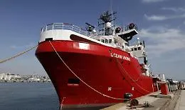 La Ocean Viking sbarca ad Augusta 373 migranti, protesta la Lega