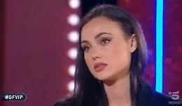 GFVip, proposta d'amore per la siciliana Rosalinda Cannav&ograve;. Ma lei prende tempo