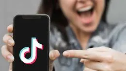 Controlli su Tik Tok, influencer siciliana denunciata per istigazione al suicidio