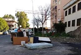 Catania, materasso giace da giorni in via S. Grasso