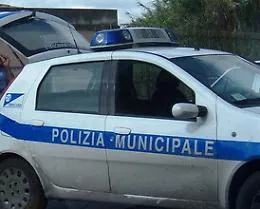Siracusa, danneggiata l'auto dei vigili che va a caccia di chi abbandona rifiuti