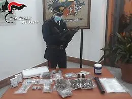 La droga nascosta tra le parrucche, due arresti a Palermo
