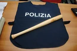 Augusta, morsi e colpi di mazza da baseball al compagno: denunciata