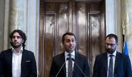 M5S implode nel paradosso del no al voto su Rousseau
