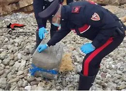 Pacco con 300 panetti di droga in spiaggia nel Trapanese