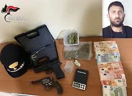 Droga e due pistole nascoste in casa: 32enne arrestato a Catania