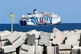 Migranti (anche positivi) tentano di fuggire dalla nave quarantena Allegra
