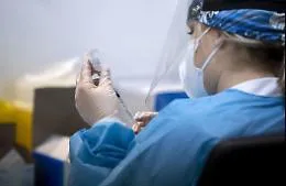 &laquo;Entro l'estate il 70% degli europei vaccinato&raquo; 
e spunta il "passaporto" per poter viaggiare