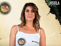 Elisa Isoardi all'Isola dei Famosi. Il web insorge: &laquo;Sei caduta in basso&raquo;