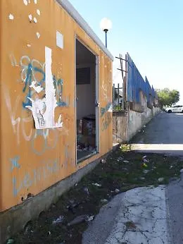 Catania: sempre pi&ugrave; lercio il casotto accanto le scuole