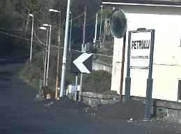 Etna, fitta coltre di cenere lavica su strade, piazze e terrazzi ai piedi del vulcano