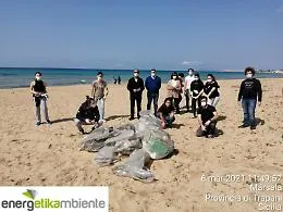 Marsala (Tp): giovani ambientalisti ripuliscono spiaggia