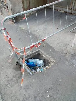 Catania: ancora pericolante il tombino davanti l'autoparco comunale