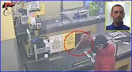 Patern&ograve;, rapina supermarket e fugge: braccato, si consegna ai carabinieri
