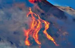 Etna, continua l'attivit&agrave; eruttiva: campo lavico ramificato in tre bracci