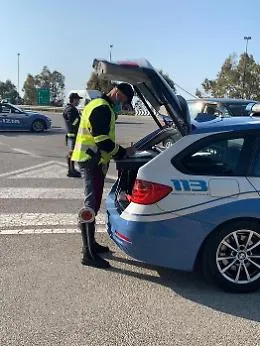 Guida in stato di ebrezza sulla A18 e si giustifica: &laquo;Sono un imprenditore vinicolo&raquo;