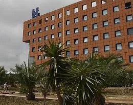 Ubriaca, perde l'equilibrio, cade a terra e sbatte la testa