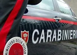 Litiga con una ragazzina sul bus, lei chiama padre e fratello che lo picchiano alla fermata