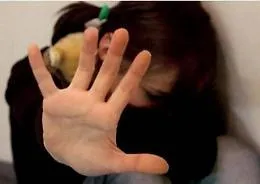 Chiama il "Telefono Azzurro": &laquo;Abusi sessuali dalla mamma e dal patrigno&raquo; e i carabinieri arrestano una coppia