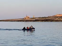 Migranti, tornano i barchini a Lampedusa: sbarcati 50 tunisini