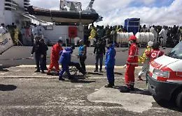 Migranti, in 1.000 sbarcati a Palermo: a bordo anche sette cadaveri